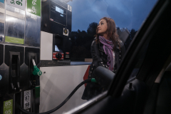 Olivia Sgarbură, într-o benzinărie din Montpellier, Franța