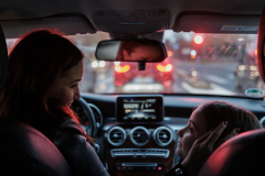 Olivia Sgarbură o duce la școală pe fiica ei, Iris, Montpellier, Franța