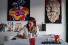 Olivia Sgarbură își bea cafeaua în livingul ei din Saint-Gély-du-Fesc, Franța