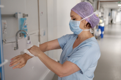 Olivia Sgarbură se dezinfectează înainte de a intra în operație, Institutul Regional de Cancer din Montpellier, Franța