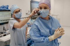 Olivia Sgarbură discută la telefon chestiuni medicale în blocul operator, Institutul Regional de Cancer din Montpellier, Franța