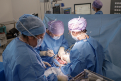 Olivia Sgarbură (mijloc) în blocul operator, Institutul Regional de Cancer din Montpellier, Franța