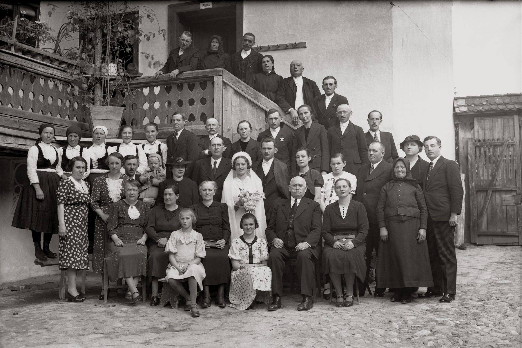 Balazs_Andras_preot_unitarian_din_Darjiu_1922-1942_impreuna_cu_familia(,a_fost_nunta_ficei_sale)_foto_1939