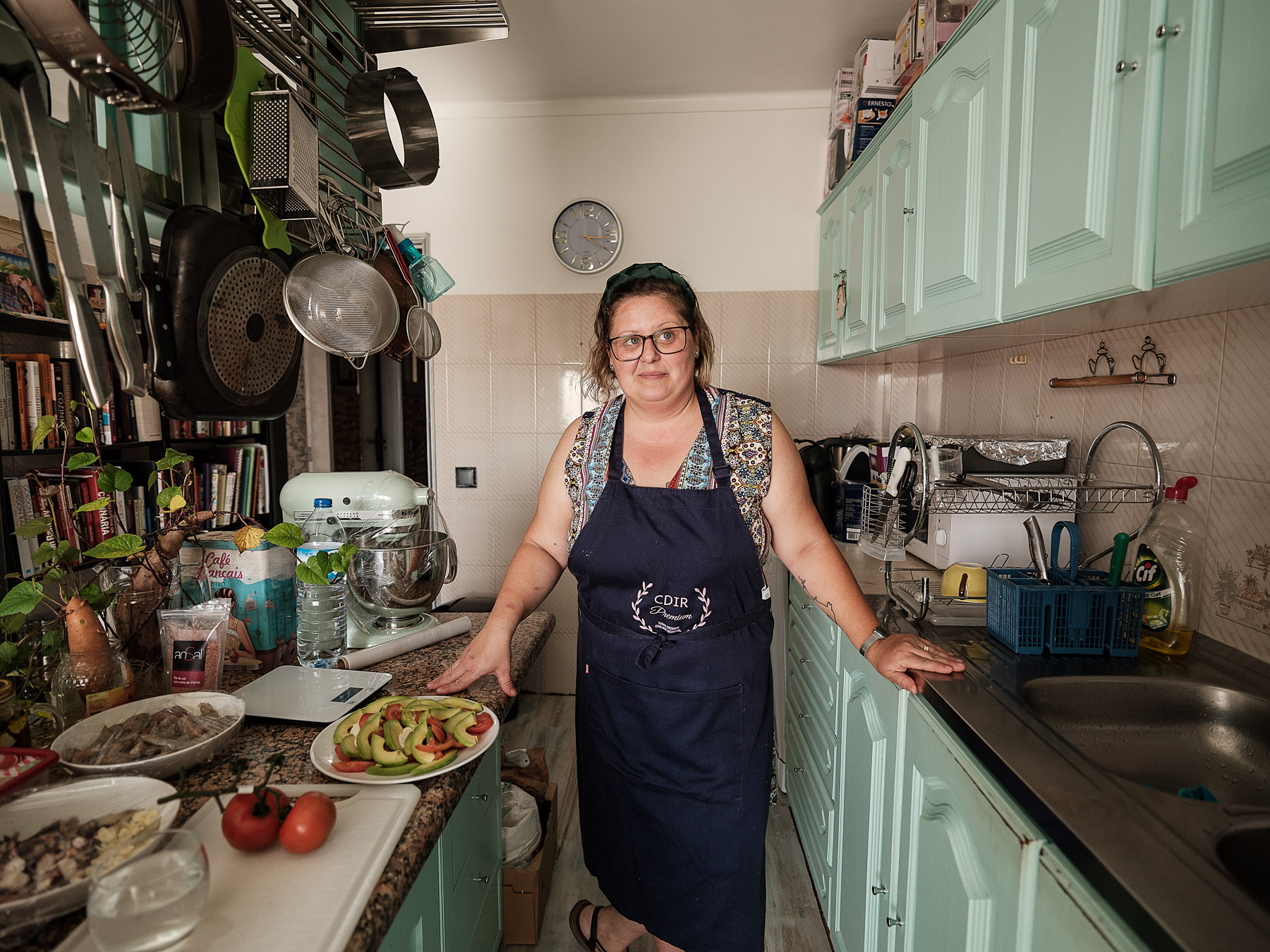 Ramona Pintea în bucătăria apartamentului ei din Olhão, Portugalia