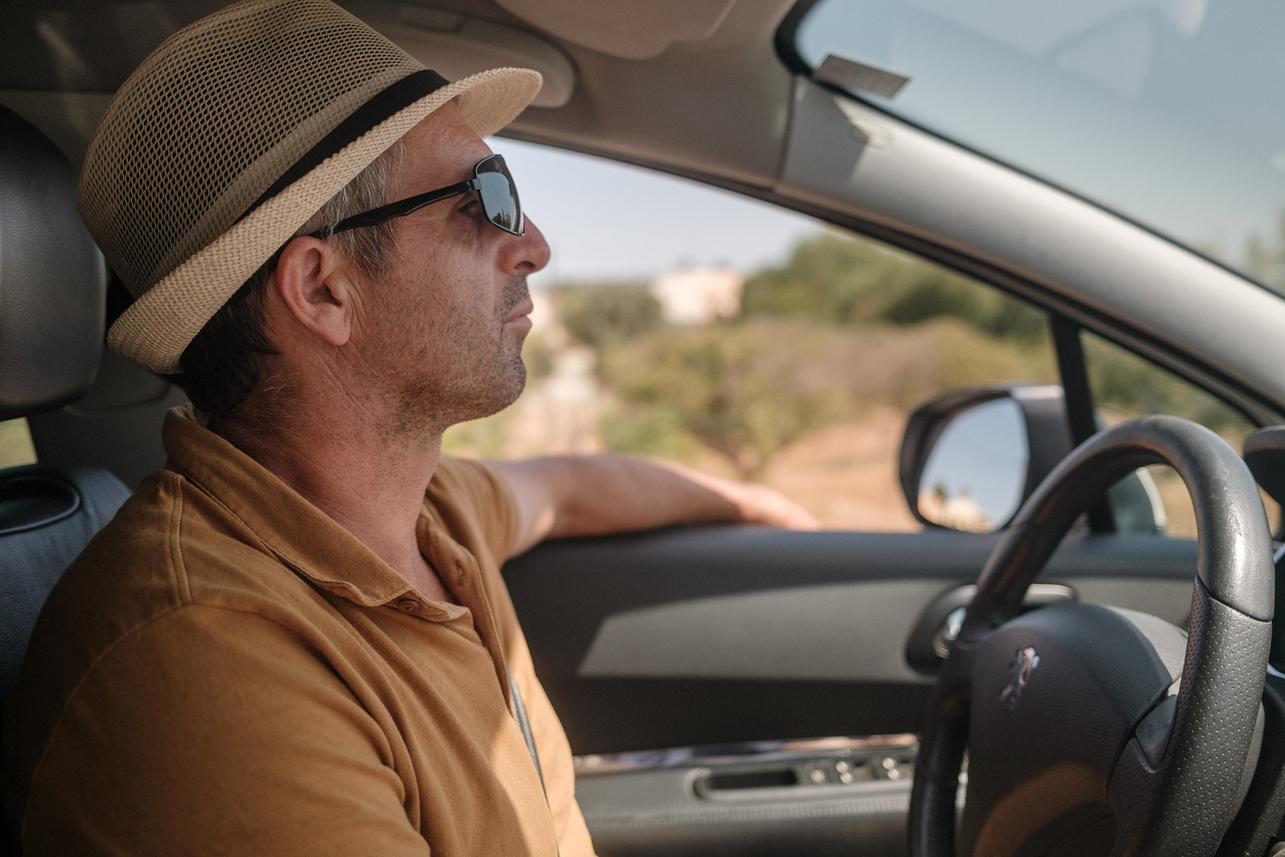 Mihai în mașină, pe drumul de întoarcere de la plajă