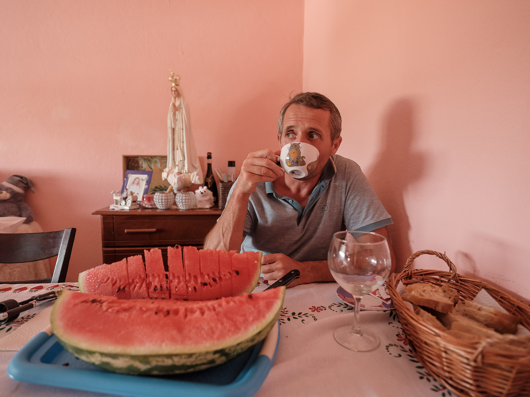 Mihai în apartamentul din Almancil, Portugalia