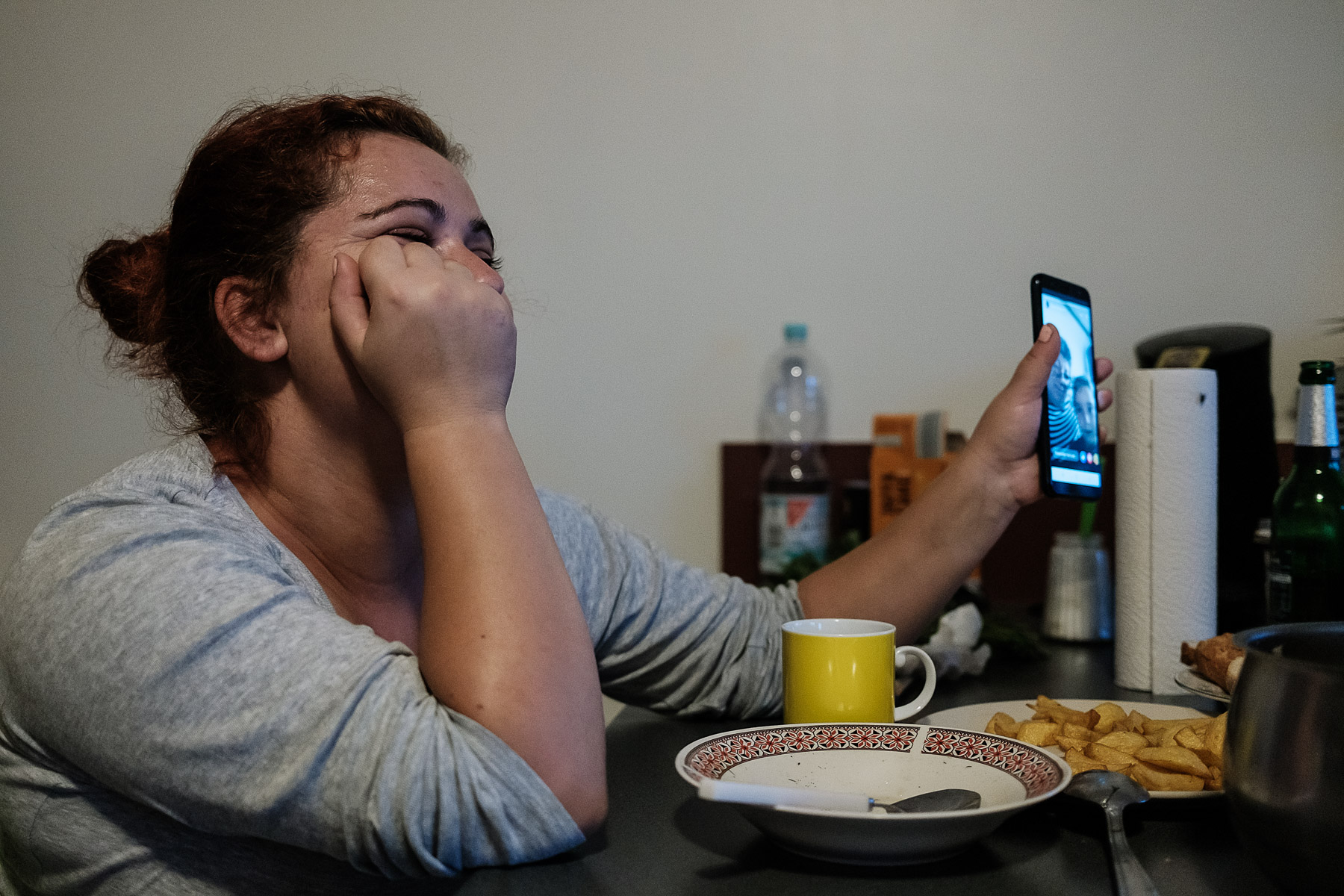 Oana vorbește cu copiii