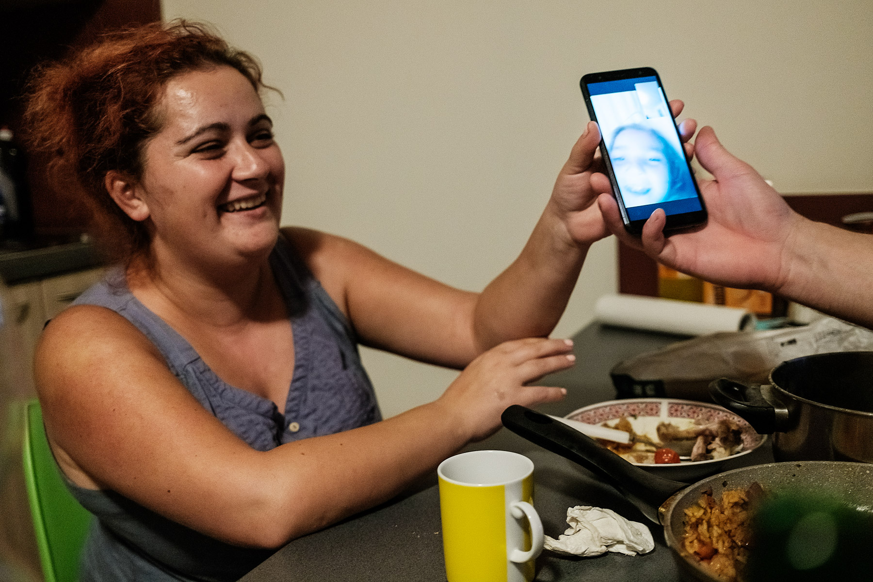 Oana și Stelian vorbesc cu copiii lor în pauza de prânz