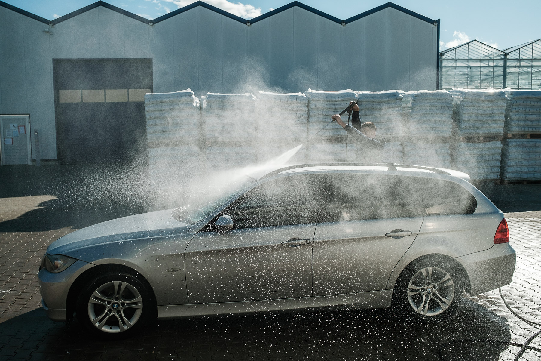 Stelian își spală mașina la ferma din Nürnberg