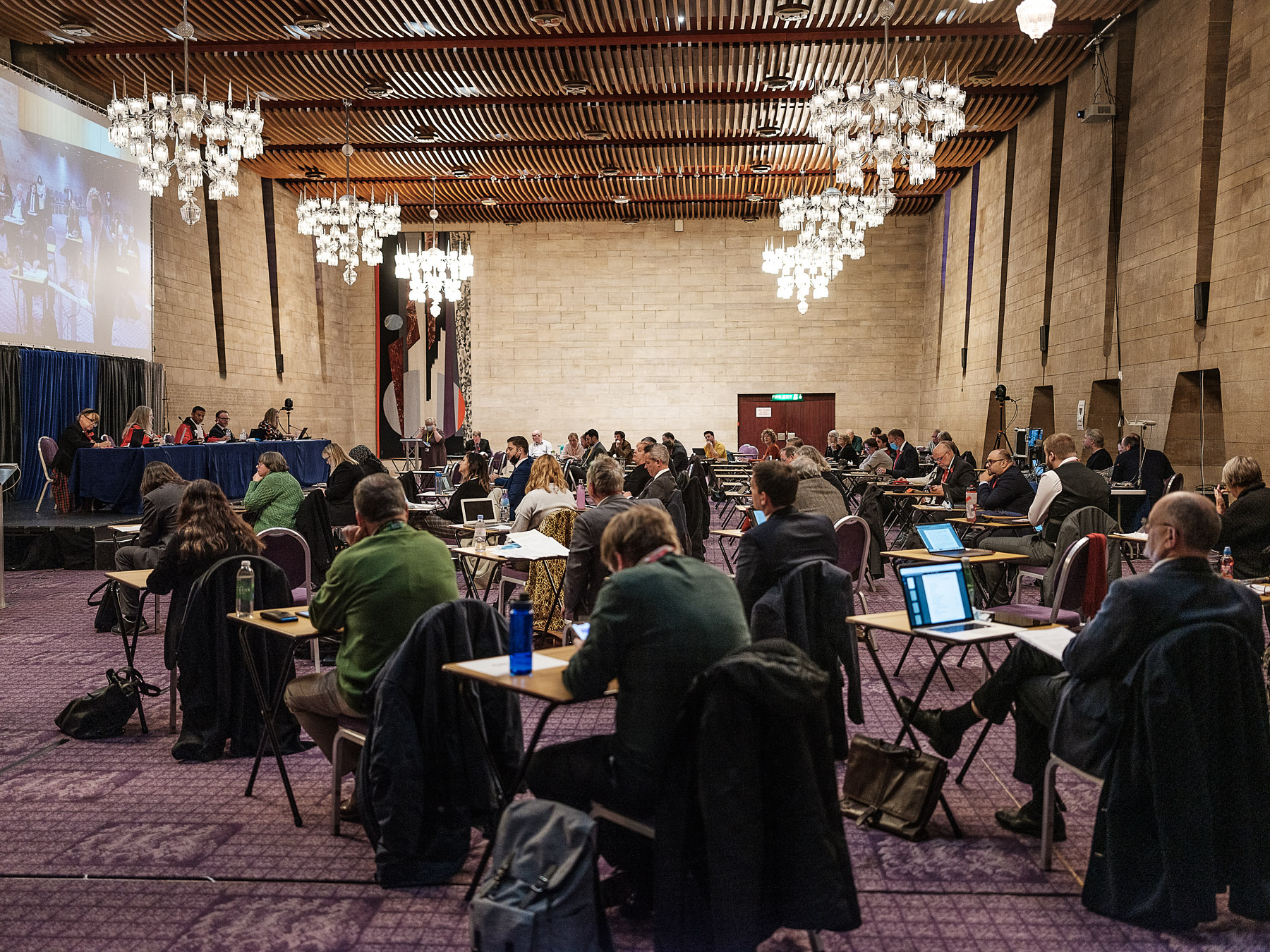 Consilieri în sala de ședințe a primăriei din Newcastle upon Tyne