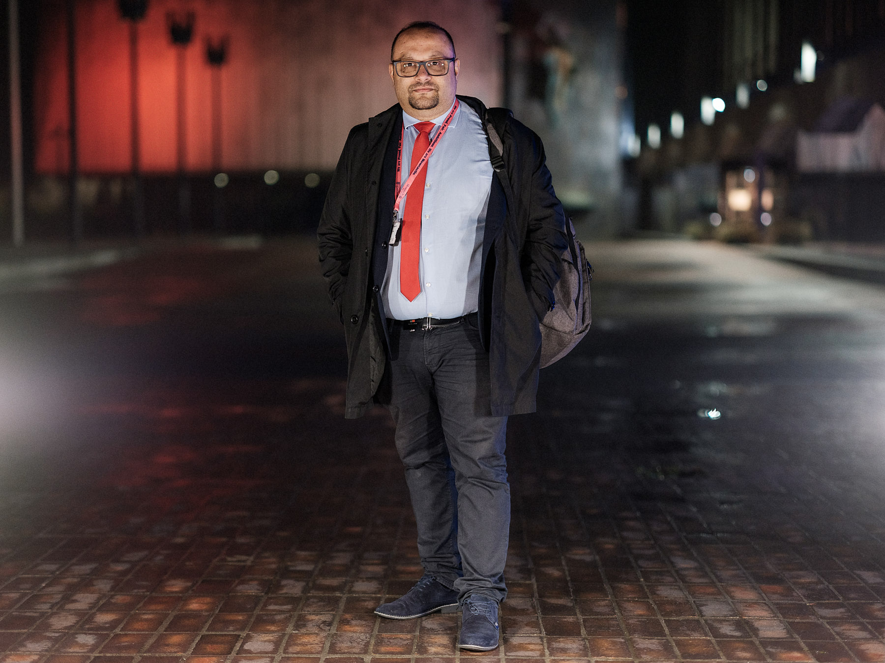 Consilierul Nicu Ion în fața primăriei din Newcastle upon Tyne