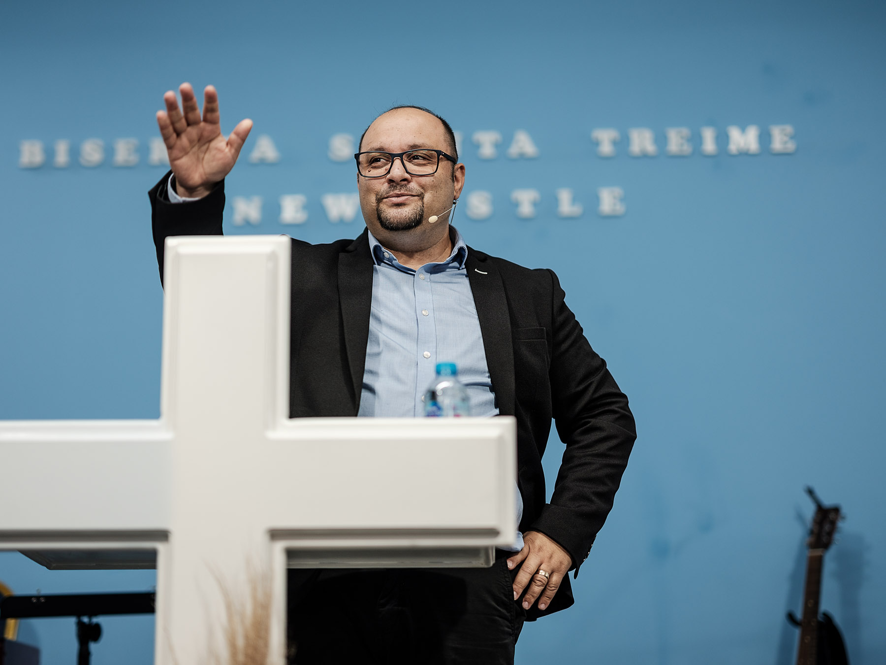 Consilierul Nicu Ion predică la biserica Sfânta Treime din Newcastle