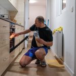 Dorel pregătește cina la cazările muncitorilor din Bellegem, Belgia, 2024