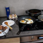 Dorel pregătește cina la cazările muncitorilor din Bellegem, Belgia, 2024