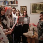 Grup de colindători acasă la o familie de români din Forlì, Italia