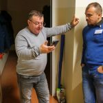 Membrii comisiei de votare 379 din Forlì, Italia, citesc știrile