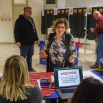 Membrii comisiei de votare 379 din Forlì, Italia, închid secția