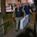 Membrii comisiei de votare 379 din Forlì, Italia, închid secția