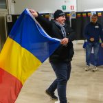 Membrii comisiei de votare 379 din Forlì, Italia, închid secția