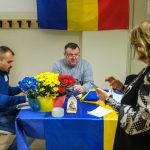 Membrii comisiei din secția de votare 379 din Forlì, Italia