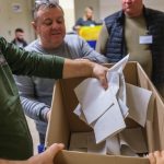 Membrii comisiei de votare 379 din Forlì, Italia, scot voturile din urnă