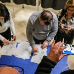 Membrii comisiei de votare 379 din Forlì, Italia, anulează voturile