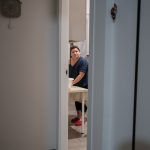 Gabriela Munteanu, 50 de ani, frământă aluatul pentru colaci, Forlì, Italia