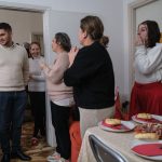 Invitații sosesc la masa de Crăciun, Forlì, Italia