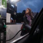 Olivia Sgarbură, într-o benzinărie din Montpellier, Franța