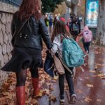 Olivia Sgarbură o duce la școală pe fiica ei, Iris, Montpellier, Franța