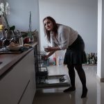 Olivia Sgarbură în bucătăria ei din Saint-Gély-du-Fesc, Franța
