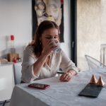 Olivia Sgarbură își bea cafeaua în livingul ei din Saint-Gély-du-Fesc, Franța