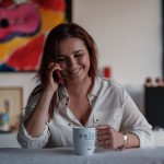 Olivia Sgarbură își bea cafeaua în livingul ei din Saint-Gély-du-Fesc, Franța