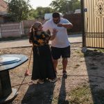 Geo și Marina dansează în curtea lor din Corcova, România, 15 august 2025