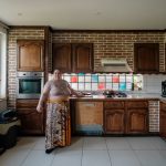 Marina în bucătăria casei sale din La Louvière, Belgia, aprilie 2024