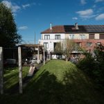 Curtea casei lui Geo din La Louvière, Belgia, aprilie 2024