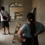 Geo și Marina în viitorul lor living din Corcova, România, iulie 2025