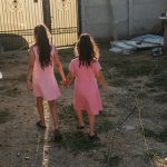 Maria și Andreea în curtea casei din Corcova, România, iulie 2025