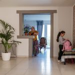 Maria se pregătește să plece la școală. La Louvière, Belgia, aprilie 2024