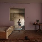 Geo lucrează la viitoarea lor baie, Corcova, România, august 2025